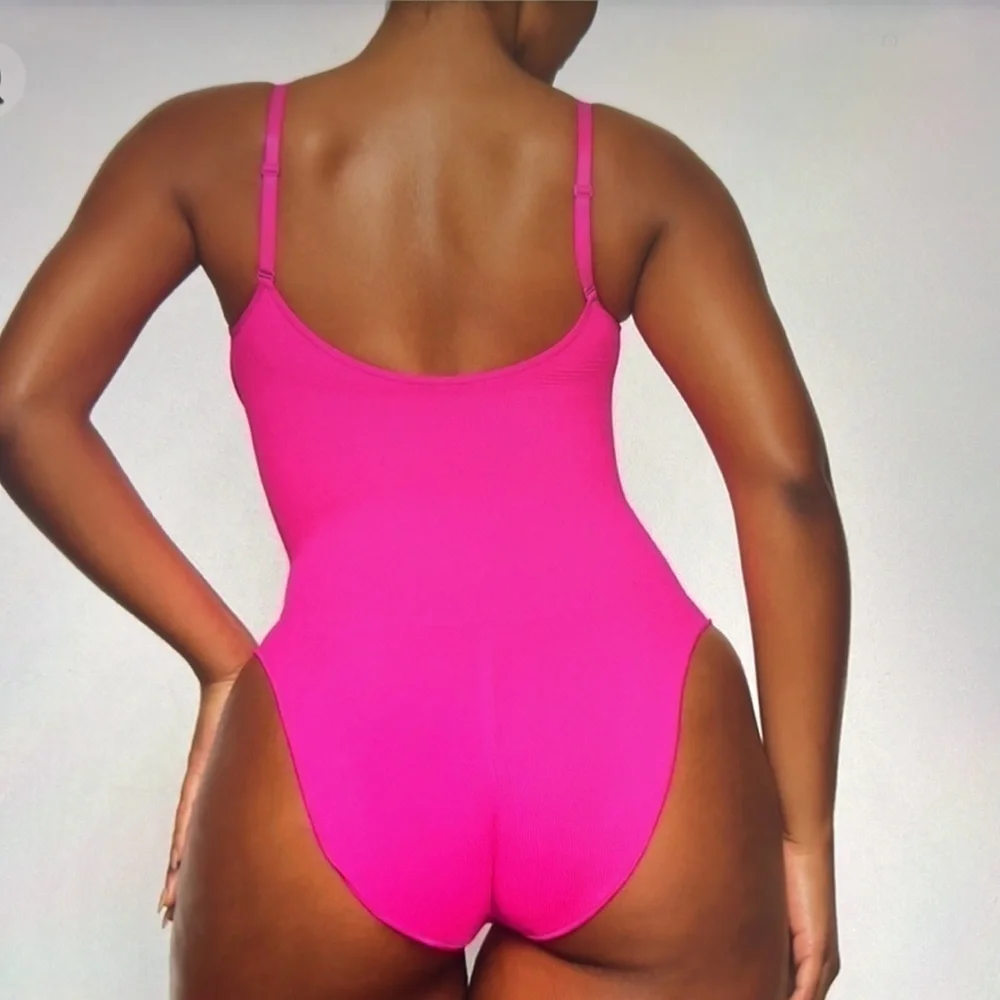 Skims Sculpting Bodysuit - Picture 2 of 5